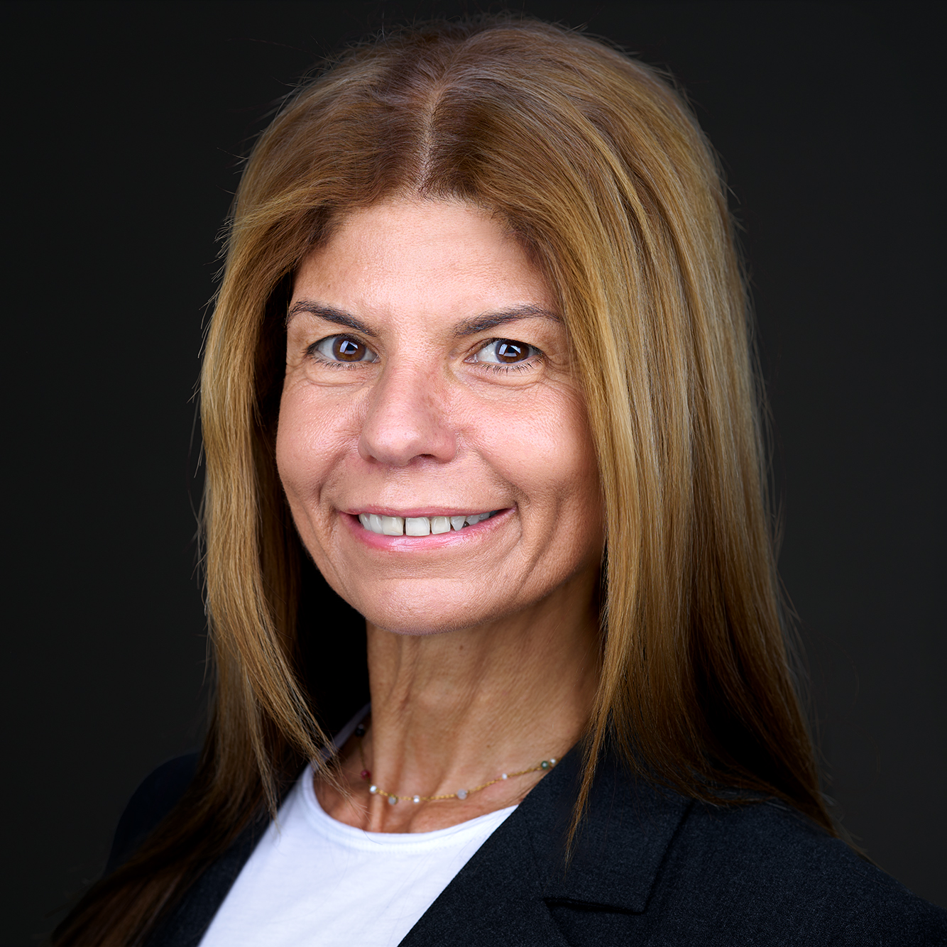 Portrait professionnel femme en studio, photographie headshot Paris.