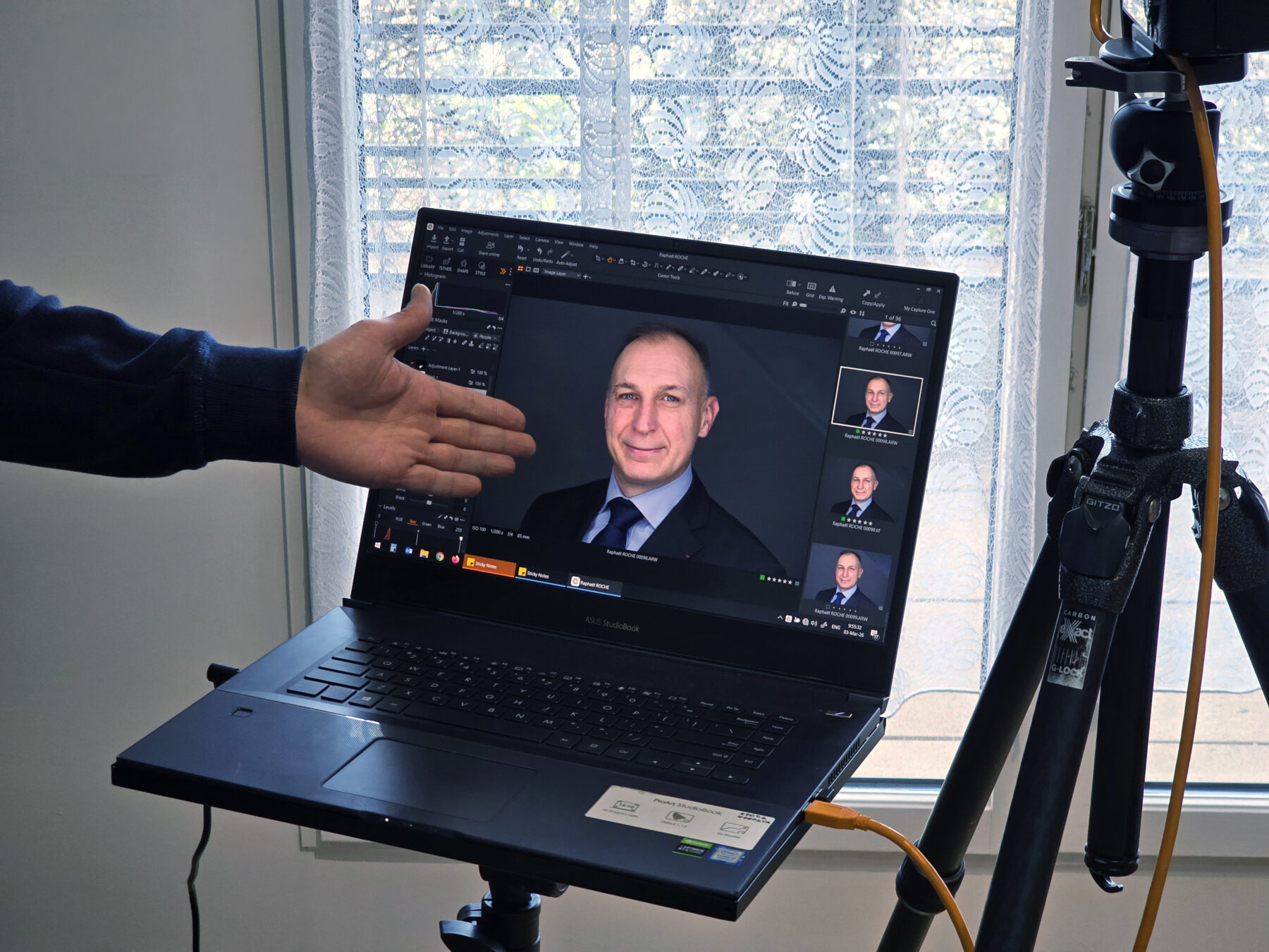 Thomas Speck guidant un client pendant une séance de portrait professionnel