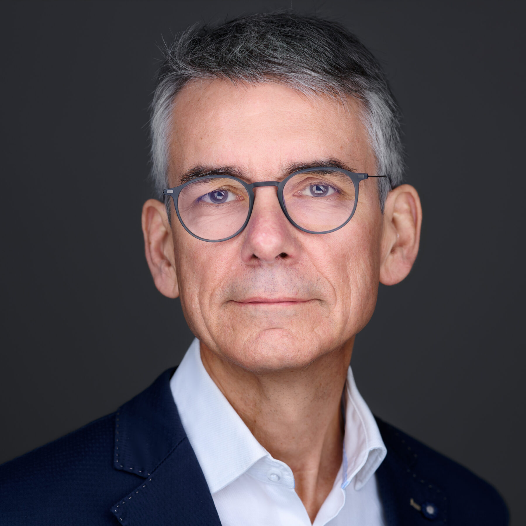 Portrait professionnel d’un dirigeant, regard direct vers le spectateur
